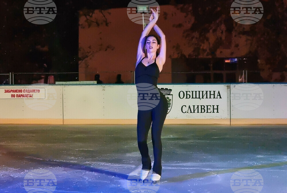 В Сливен и тази година е монтирана ледена пързалка, която ще отвори в неделя, 8 декември