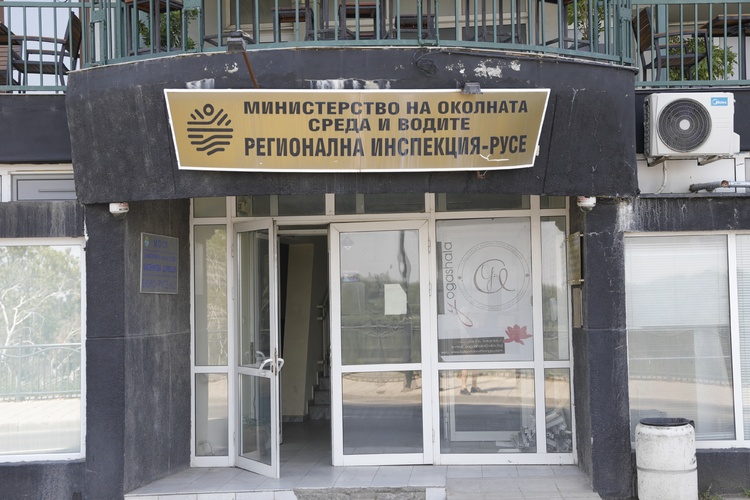 Environmental inspectors carry out inspections and issue prescriptions after a fire at an auto parts factory in Ruse