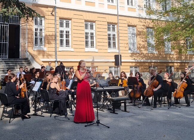 Концерти с поп, джаз, фолклор и класическа музика ще предложат на варненци учители и ученици от Музикалното училище
