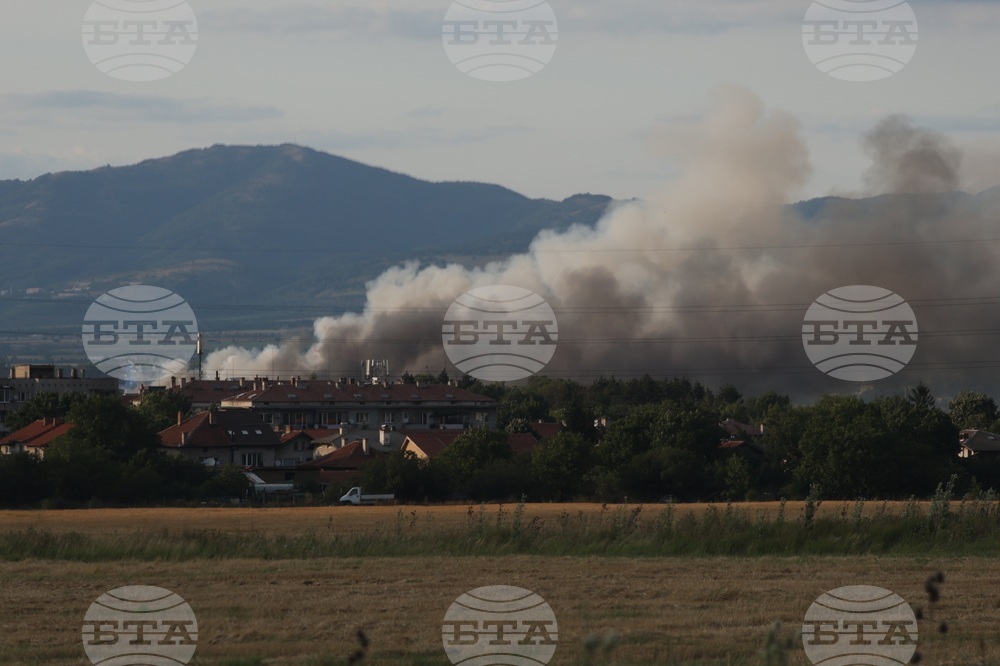 БТА По предварителни данни на пожарникарите има двама пострадали при