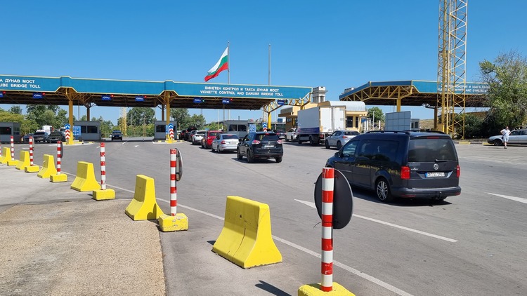Много интензивен е трафикът на леки автомобили в района на граничен пункт &amp;quot;Дунав мост&amp;quot; при Русе