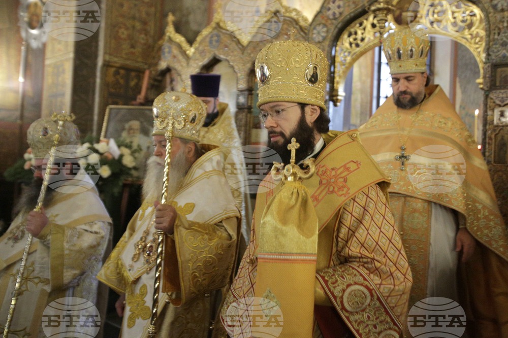 За празника на храма-подворие "Св. Николай Мирликийски" се отслужва литургия, а отвън българи и украинци носят плакат "Тук не е Москва"