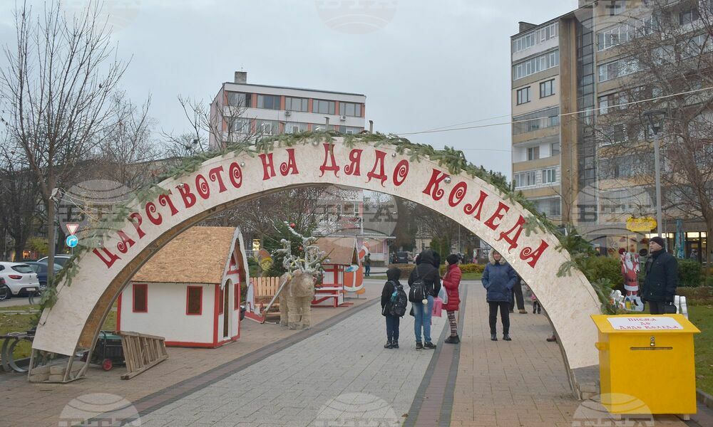 Малки художници украсиха елхата в детския коледен кът в Разград