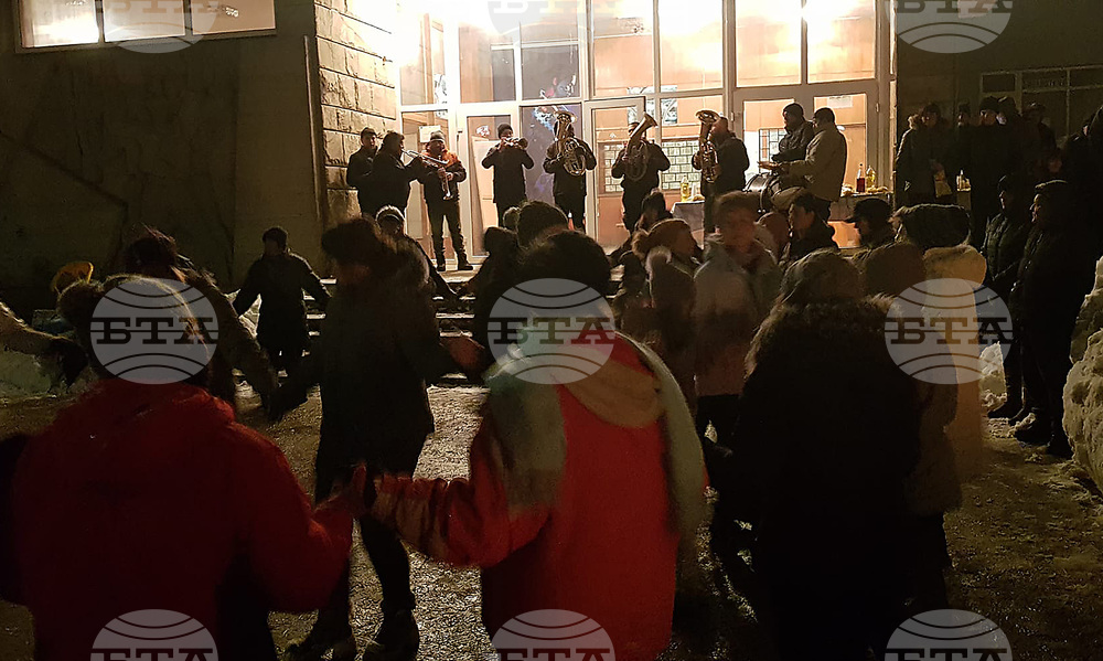 В Чипровци изгониха злото с огън и веселие на площада