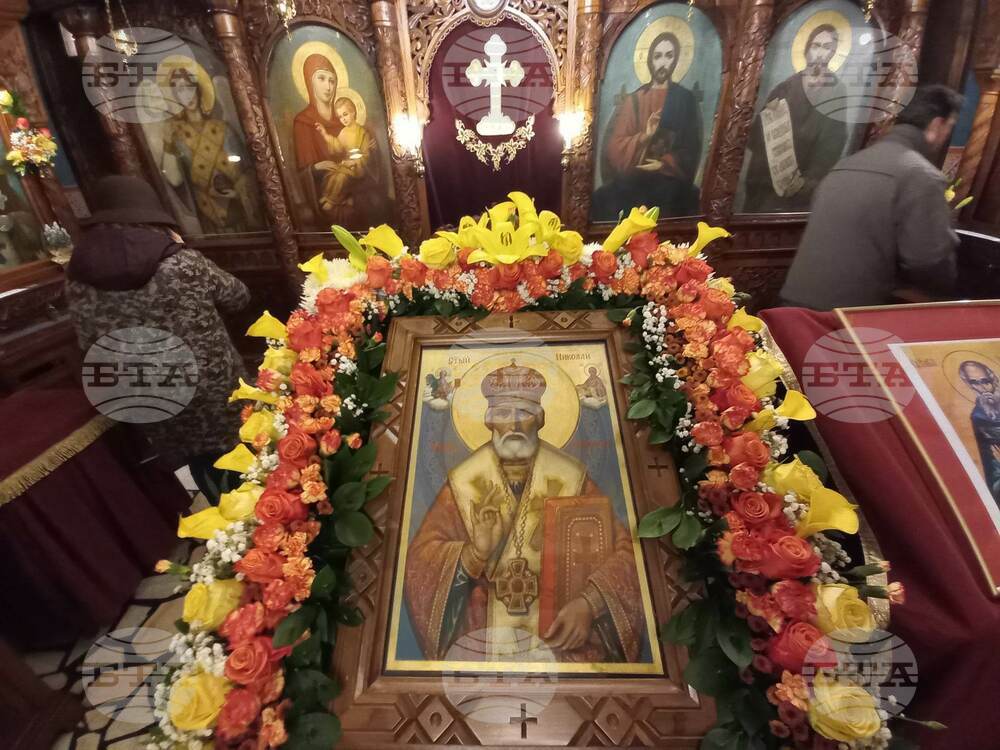 С празнична вечерня започна храмовият празник на митрополитския храм "Св. Николай Чудотворец" в София