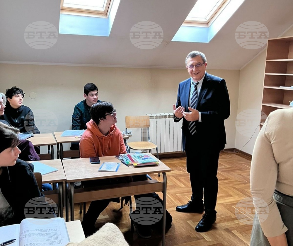 Нашият дълг е да съхраним българския език зад граница, каза образователният министър проф. Сашо Пенов