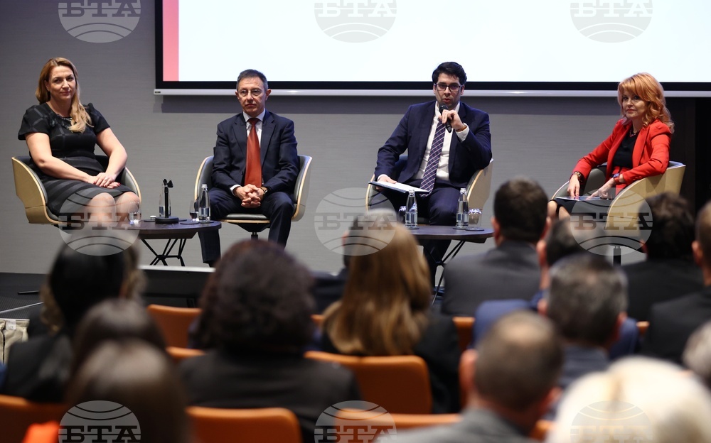 Bankers, Government Officials Discuss Euro Changeover, Challenges to Economy