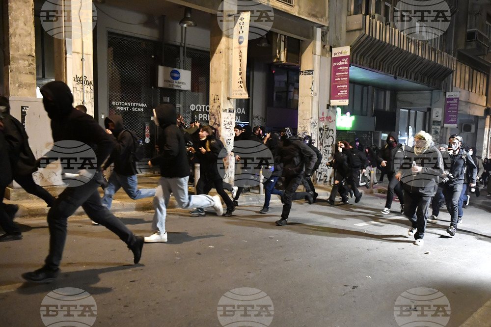 Нови сблъсъци между гръцката полиция и протестиращи роми след раняването на ромски младеж от полицай