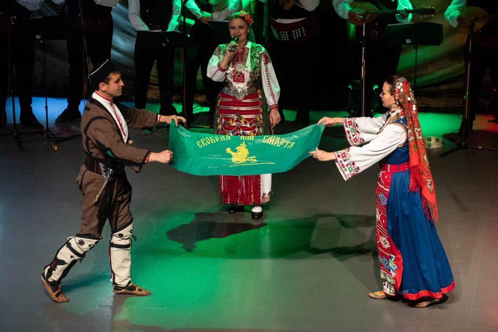 Община Благоевград: Ансамбъл „Пирин“ поднася спектакъла „Между девет планини“ премиерно в Благоевград в две поредни вечери преди Коледа