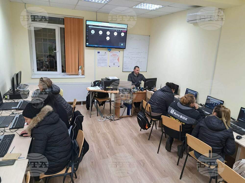 Родители на първокласници от Търговище усъвършенстваха уменията си за работа в електронна среда