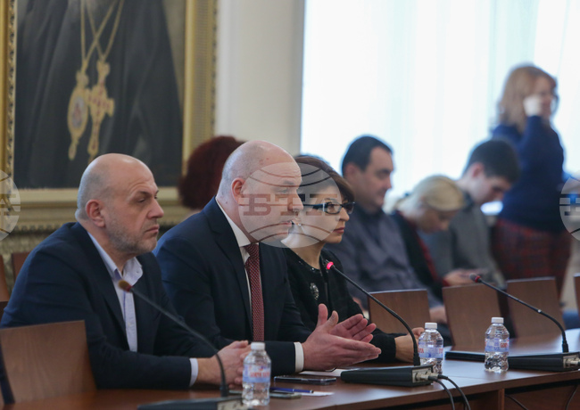 Да се опитаме да намалим радикализацията, призова кандидат-премиерът на ГЕРБ-СДС Николай Габровски на среща с „Демократична България“