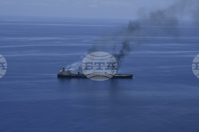 Британските военни съобщиха, че кораб е избухнал в пламъци, след като е бил поразен край бреговете на Йемен