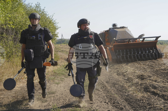 Петима души загинаха в украинската Житомирска област, след като две коли се натъкнаха на взривни устройства близо до границата