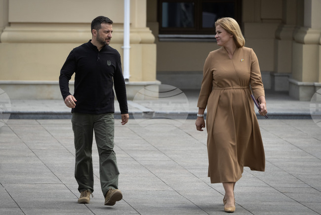 Министър-председателката на Латвия предаде лично бронетранспортьори в Киев в Деня на държавността на Украйна