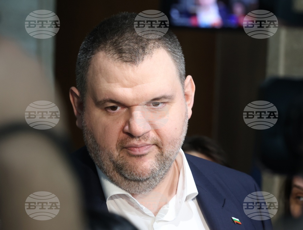 Опитът на Радев да прехвърля проблемите от болната глава на здравата издава единствено страх и политическа немощ, заяви Делян Пеевски