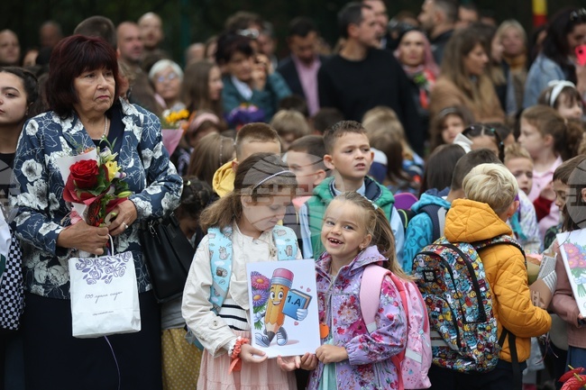 Новата 2025/2026 учебна година започва в над 2300 училища в страната, с общо над 716 000 ученици и с 95 500 учители