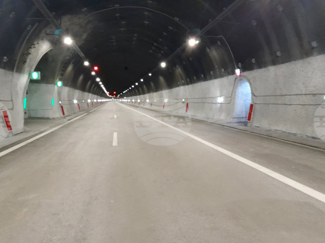 Заради аварирал камион движението в тунел "Витиня" на АМ "Хемус" в посока София се извършва в една лента