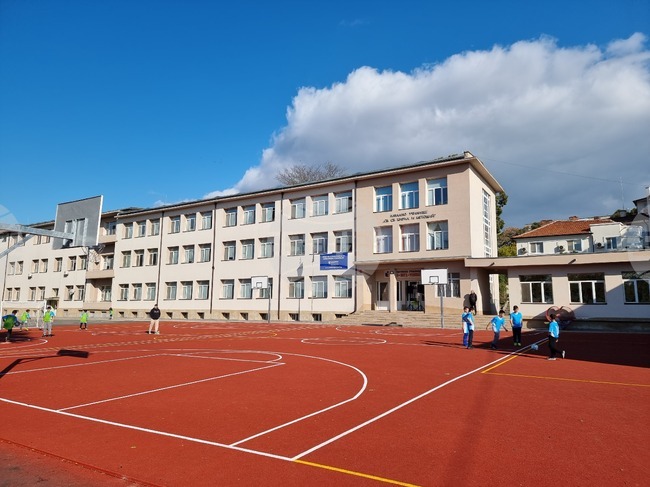 Продължителни дебати в Общинския съвет предизвика преобразуването на училище „Св. св. Кирил и Методий“ в Ямбол