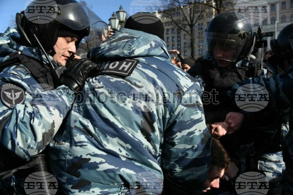 Как глобяват в Русия за антивоенни протести