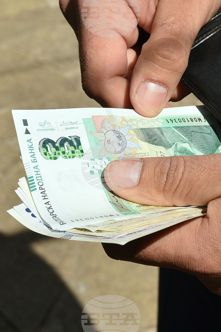 Полицаи са разкрили случай с измама на възрастна жена, задържали са извършителите и са намерили отнетите пари