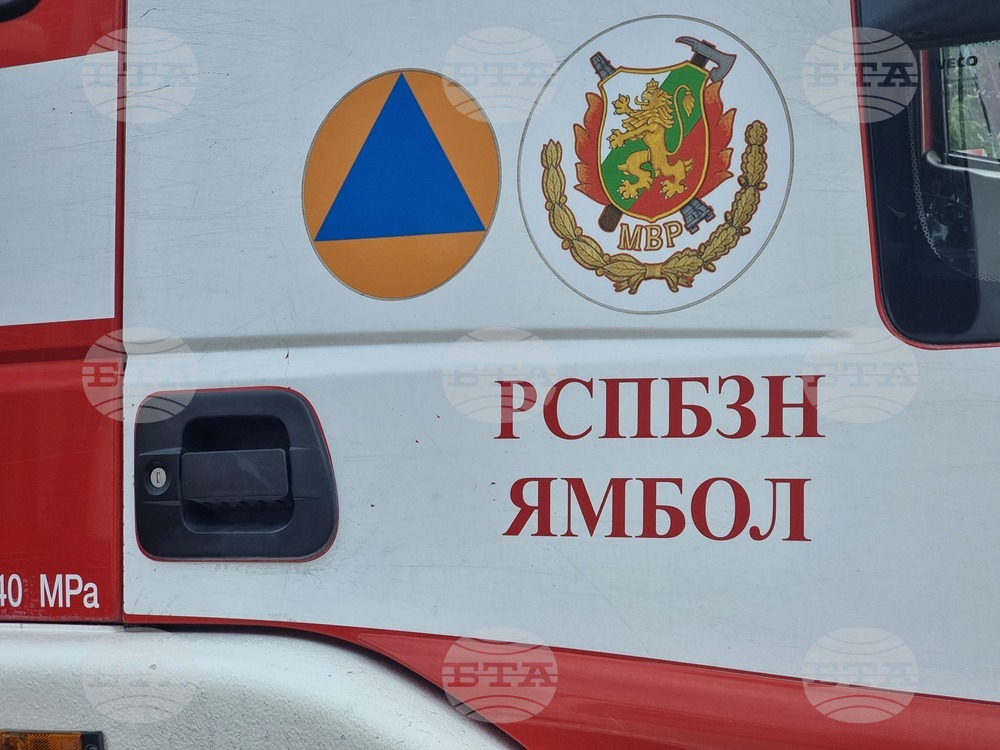 В Ямбол горя необитаема сграда, засегнат е покривът на съседната къща