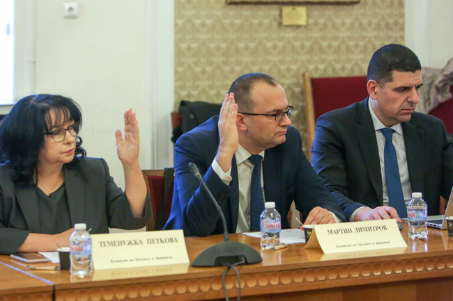 Бюджетната комисия прие на второ четене законопроекта, забраняващ износа на суров нефт и нефтопродукти с произход от Русия