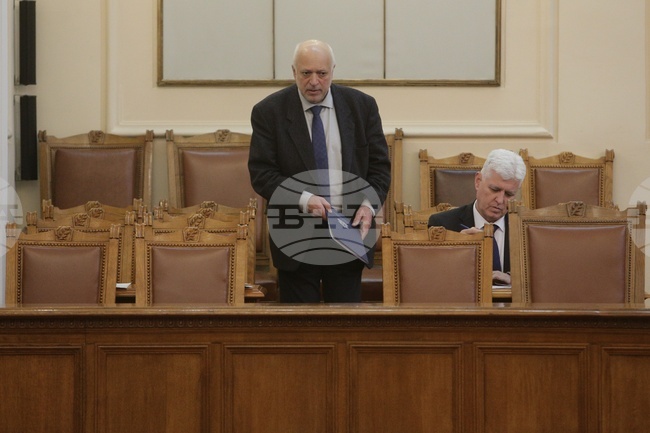 Според министър Велислав Минеков парковата част на комплекс “Камбаните” трябва да се прехвърли на Столичната община