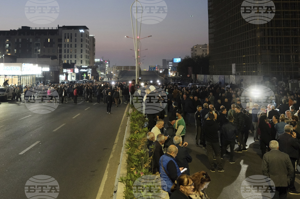 Албанската опозиция блокира улици по време на протест с искане за служебно правителство