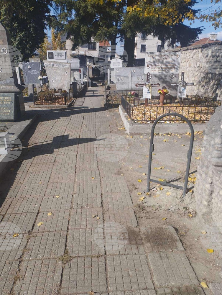 Почистени са двата гробищни парка в Самоков, съобщиха от Общината