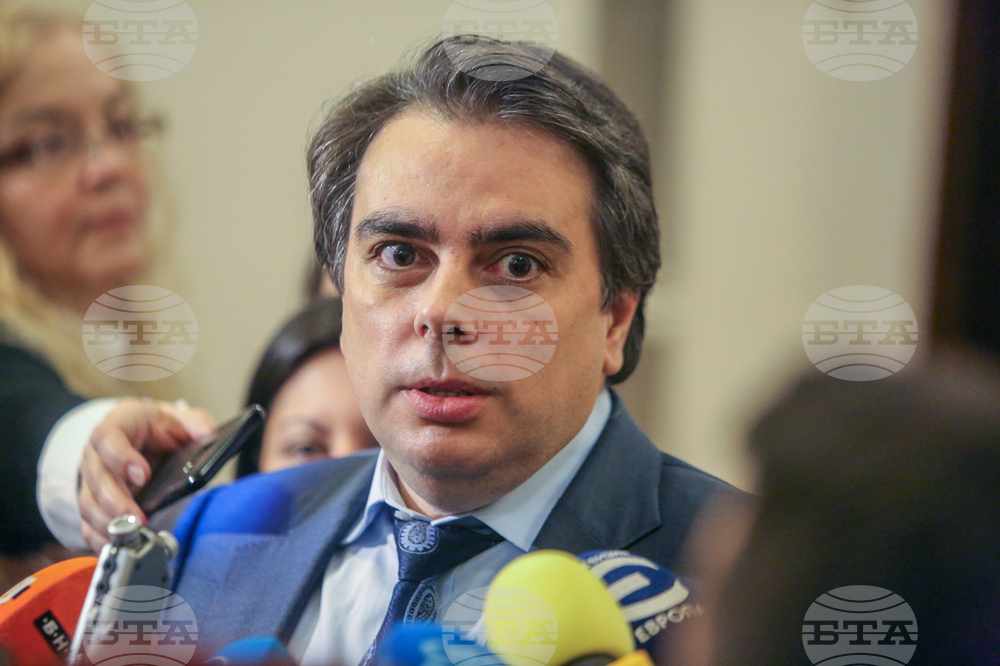 Асен Василев: Виждаме неоправдано увеличение на цени за ден-два